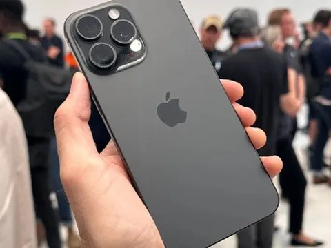 Thoáng rùng mình khi dám bỏ ra 30 triệu mua iPhone 15 Pro Max đắt nhất: Nhưng đây là lý do tôi quyết "chơi lớn"!