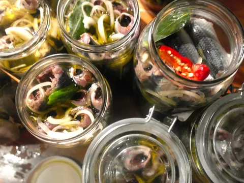 Pháp: 15 người chết và nhập viện nghi ngờ do cá mòi "nhà làm"