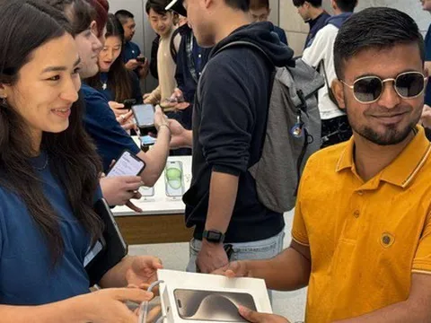 Quang cảnh ngày đầu mở bán iPhone 15: Đây là người đàn ông nhận được máy sớm nhất thế giới!
