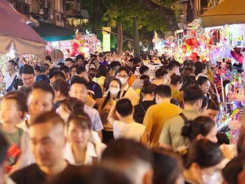Phố Hàng Mã đông nghẹt người trước thềm Tết Trung thu