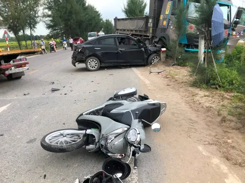 Tai nạn liên hoàn giữa 2 ôtô và xe máy, 2 phụ nữ bị thương