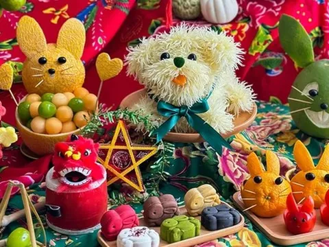 Mẹ bầu trổ tài làm mâm cỗ Trung thu rực rỡ sắc màu khiến các con mê mẩn