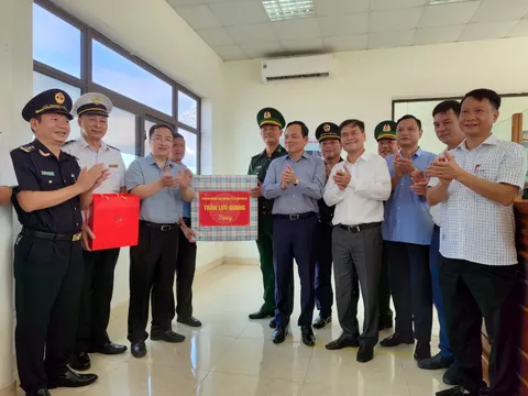 Phó Thủ tướng Trần Lưu Quang thăm cửa khẩu Bắc Luân, viếng liệt sĩ tại Pò Hèn