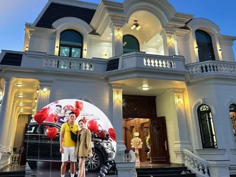 Các cầu thủ tậu xe tiền tỷ sau cưới vợ, riêng anh chàng độc thân này lại "flex biệt thự" không thể định giá