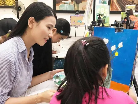 Diễn viên, hoạ sĩ nổi tiếng mở phòng tranh cho trẻ tự kỷ: Là nữ “tổng tài” của một công ty BĐS, xem hội họa là đam mê cả đời