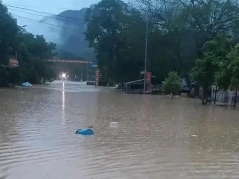 Nghệ An: Mưa lớn nhiều nơi ngập nặng, nhiều trường cho nghỉ học
