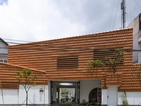 Ngôi nhà dùng gạch ngói làm vật liệu chính tạo ấn tượng