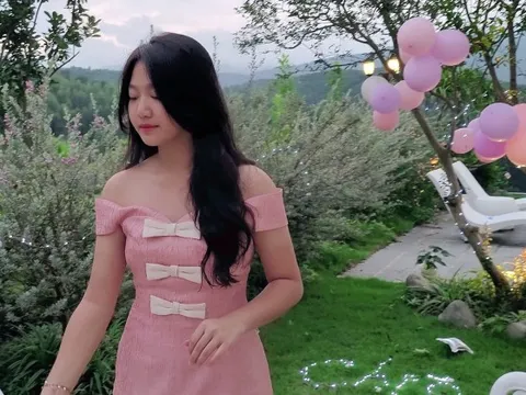 Mạnh Trường khoe ảnh con gái đầu xinh đẹp ở tuổi 15, netizen nhận xét: Không đi thi Hoa hậu hơi phí