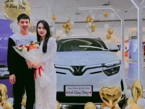 Kiếm cớ sửa đồ, chàng cầu thủ tán đổ cô gái bán quần áo: Tậu biệt thự hơn 10 tỷ sau hai năm kết hôn