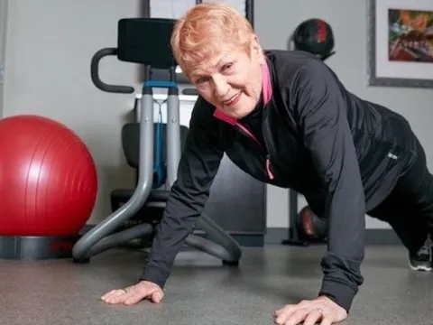 Biểu tượng thể hình 97 tuổi tiết lộ công thức làm loại đồ uống giúp bà sống trường thọ