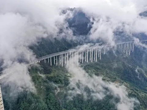“Thiên lộ trên mây” tốn hơn 80.000 tỷ đồng ở Trung Quốc: Dài 240km, mất 5 năm để xây dựng, tựa rồng uốn lượn qua núi