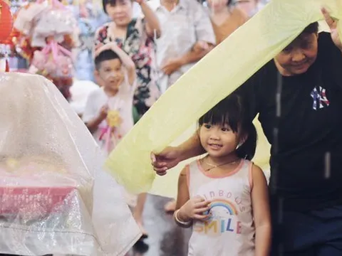 TP.HCM: Hàng trăm người dân đội mưa lớn, chen chân chụp ảnh tại Phố lồng đèn nhân dịp Trung thu