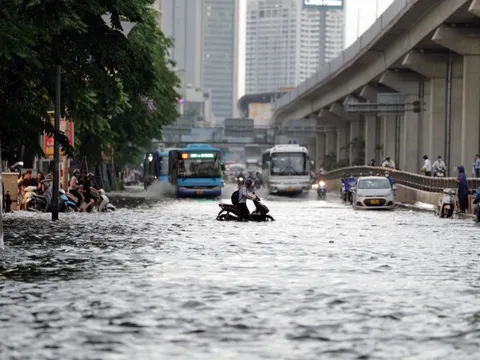 Mưa lớn khiến 6 người chết và mất tích ở Bắc Bộ và Trung Bộ