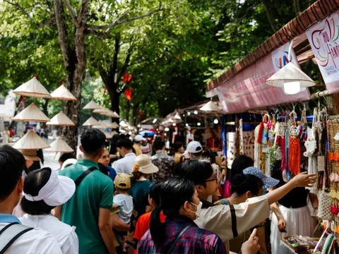 Dòng người đổ về Festival Thu Hà Nội lần đầu được tổ chức, nhiều hoạt động vui chơi và ẩm thực hấp dẫn