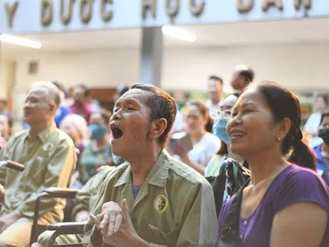 "Ăn hết cái bánh trung thu là hết bệnh"