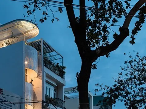 Ngôi nhà thiết kế có mặt tiền uốn cong độc đáo