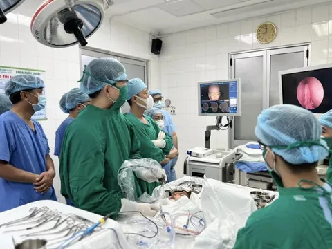 Bác sĩ dùng mỡ bụng để bít lỗ rò sàn sọ cho bé trai 3 tuổi