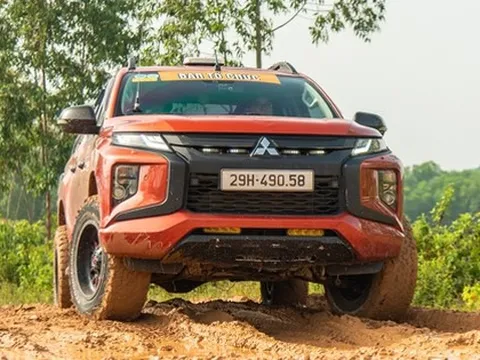Dàn Mitsubishi Triton off-road ở Vĩnh Phúc: Thi đấu kịch tính trên đường thử xe tăng, lội bùn ngập hơn nửa bánh