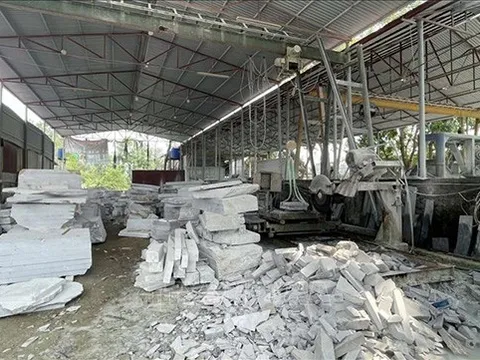Đá lăn từ trên xe tải xuống đè 3 người đàn ông tử vong