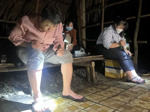 Cận cảnh nhân viên y tế lấy thân 'làm mồi' nhử muỗi trong đêm