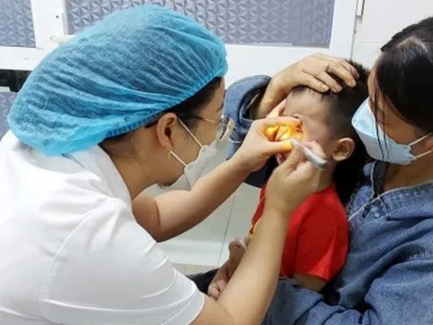 Cảnh báo biến chứng khi tự ý xông lá, đắp lá... khi trẻ bị đau mắt đỏ