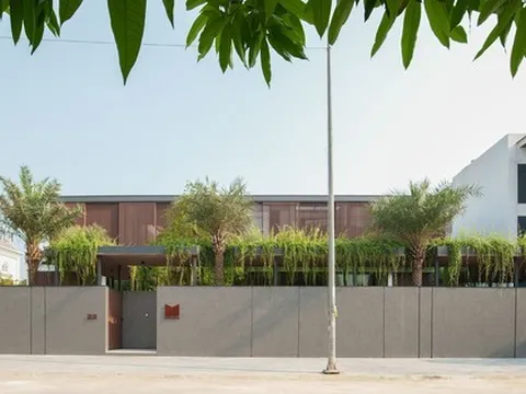 Độc đáo ngôi nhà ‘khoác áo’ lam che nắng bằng nhựa tái chế và gỗ