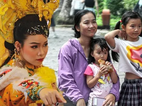 Cuối tuần đi xem hát bội, "trend mới" cùng con trải nghiệm nghệ thuật truyền thống của hội phụ huynh TP.HCM