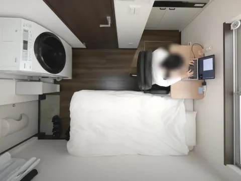 Chàng trai sống trong căn nhà 7m2 không có tủ lạnh và bếp, cất quần áo dưới sàn nhà