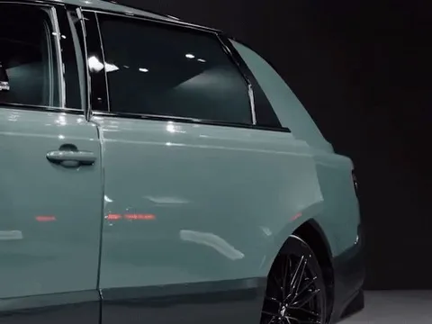 Cũng là cửa trượt nhưng loại trên Toyota Century cơ chế khác hẳn Carnival, xem cách hoạt động mới thấy đẳng cấp xe ‘Chủ tịch’