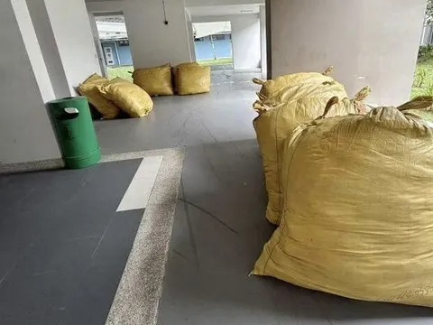 Người đàn ông trả 15 triệu đồng để vận chuyển 1 tấn quần áo về nhà, hành động của shipper khiến ai cũng ức chế