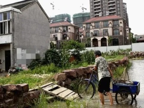 Nhà đinh đòi 10 tỷ và 2 căn hộ mới chịu dời đi: Chẳng nhận được đền bù, ngày ngày phải lội nước mới vào được nhà