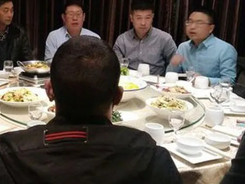 Bạn cũ xa cách nhiều năm mời dự tiệc, người đàn ông bỏ về giữa chừng vì 1 điều, ngộ ra chân lý hạnh phúc