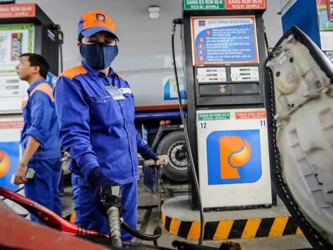 Giá xăng giảm mạnh tới 1.800 đồng/lít