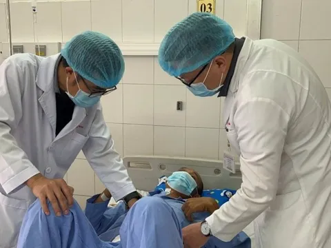 Cứu sống bệnh nhân vết thương thấu bụng hoại tử ruột nguy kịch