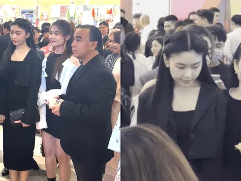 Vợ chồng MC Quyền Linh và 2 con gái “cân đẹp” camera thường, hành động của ái nữ gây chú ý