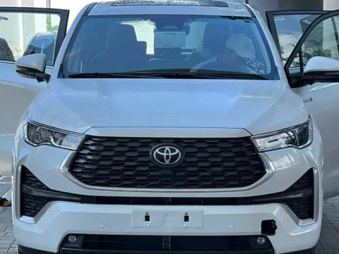 Cận cảnh Toyota Innova Cross bản full trước giờ ra mắt: Giá khó dưới 1 tỷ, gói TSS xịn hơn Camry và Corolla Cross