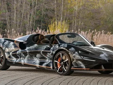 Minh Nhựa chính thức nhận McLaren Elva độc nhất thế giới, cho hoạ sĩ ‘thích vẽ gì lên xe cũng được’