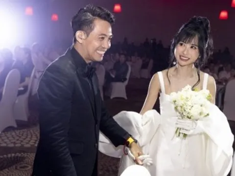 Đại gia Minh Nhựa ngọt ngào "khóa môi" vợ, khoe giấy đăng ký kết hôn với Mina Phạm