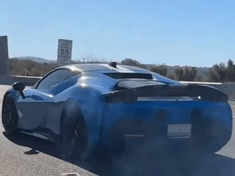 Ferrari SF90 Stradale rơi cả lốp nhưng chủ xe vẫn không hay biết, tiếp tục đu bám với Huracan Spyder và Porsche 911 trên đường