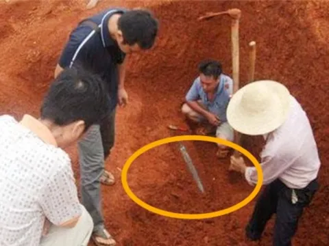 Lão nông cuốc đất đào trúng “thanh sắt gỉ” mang về nhà làm dao thái rau, 5 năm sau tiếc "đứt ruột" khi biết đó là “bảo vật”, trị giá hơn 3 tỷ đồng