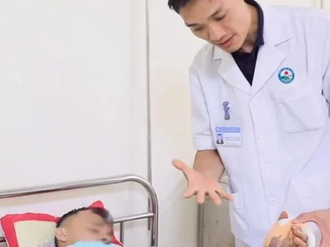 Điện thoại bất ngờ phát nổ khi sạc pin, người đàn ông dập nát bàn tay