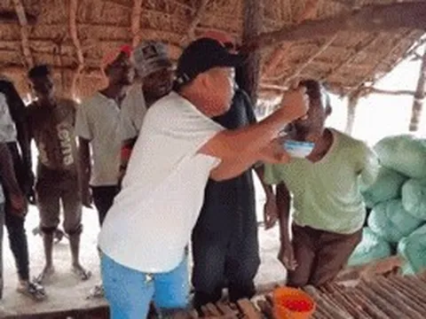 Lần đầu nếm thử cà pháo mắm tôm, trai làng Angola có biểu cảm khiến netizen khoái chí