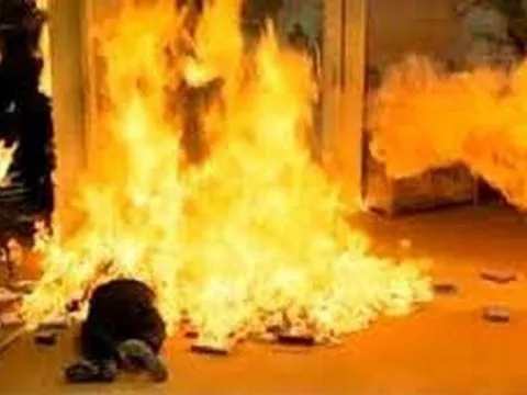 Nam điều dưỡng bệnh viện tự thiêu trước cửa nhà người yêu