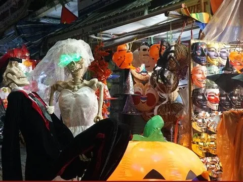 Các cửa hàng ở thành phố Hồ Chí Minh "tung" đồ trang trí Halloween bắt mắt