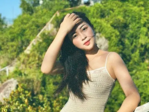 Lấy cầu thủ nổi tiếng, cô chủ khách sạn vừa khoe quà 20/10 vừa “dằn mặt” người lạ nhắn tin cho chồng: Cao tay!