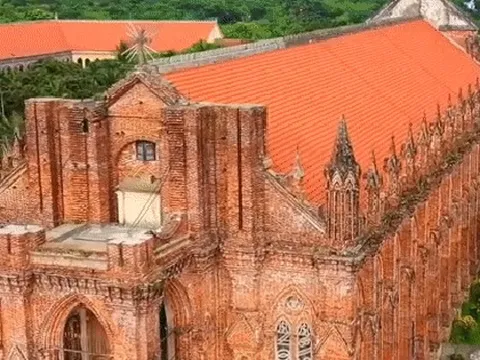 Phát hiện nhà thờ trăm tuổi đậm nét châu Âu cách Hà Nội 2 giờ chạy xe, du khách nhận xét "ở ngoài đẹp hơn trong hình"