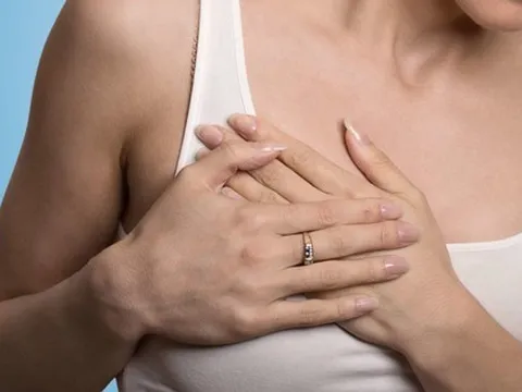 Đau bên phải ngực là bệnh gì? Có nguy hiểm không?