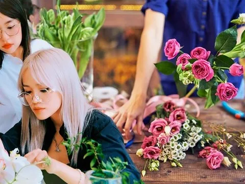 Chủ tiệm hoa bày cách cắm hoa luôn tươi, chỉ ra 1 đặc điểm của "hoa đông lạnh" mà chị em không nên mua