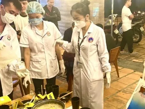 Rượu là nguyên nhân khiến 5 người ngộ độc sau bữa ăn tại quán vỉa hè ở Bắc Kạn