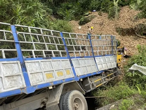 Nghệ An: Xe sắn lao vào vách núi khiến 3 người thương vong
